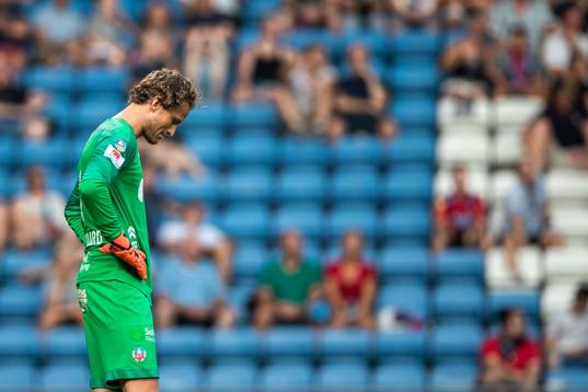 Helsingborgs målvakt Anders Lindegaard deppar
