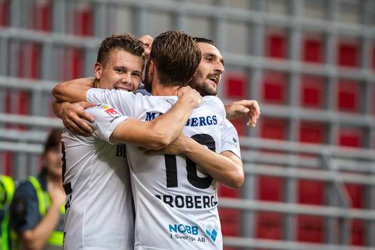 Örebros Jake Larsson jublar med lagkamrater