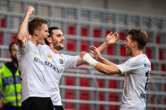 Örebros Jake Larsson jublar med lagkamrater
