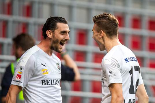 Örebros Agon Mehmeti och Jake Larsson jublar