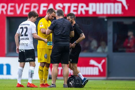 Örebros målvakt Oscar Jansson får vård