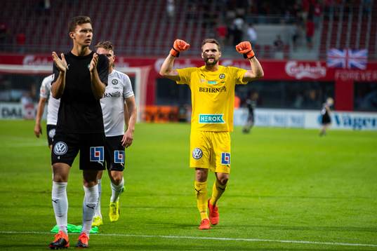 Örebros målvakt Oscar Jansson jublar