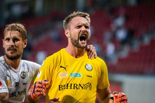 Örebros målvakt Oscar Jansson jublar