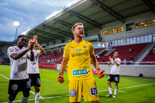 Örebros målvakt Oscar Jansson jublar