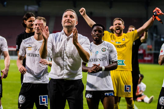 Örebros tränare Axel Kjäll jublar