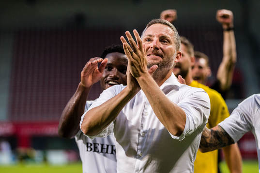 Örebros tränare Axel Kjäll jublar