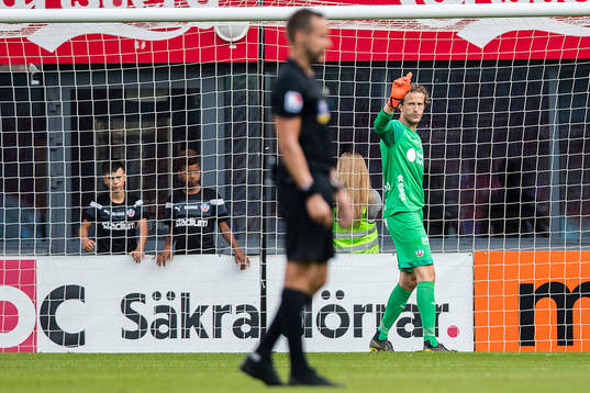 Helsingborgs målvakt Anders Lindegaard protesterar mot