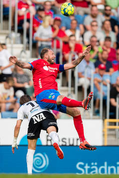 Örebros Martin Broberg och Andreas Granqvist i duell