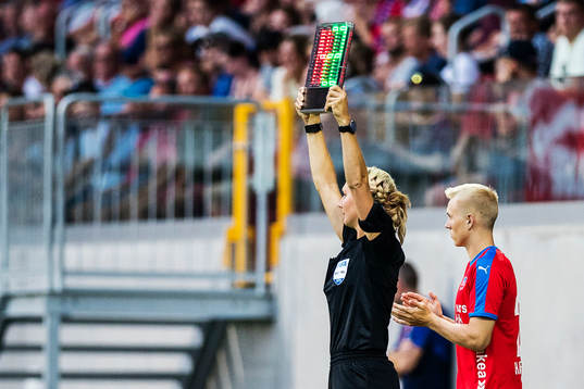 Fjärdedomaren Tess Olofsson och Helsingborgs Daniel