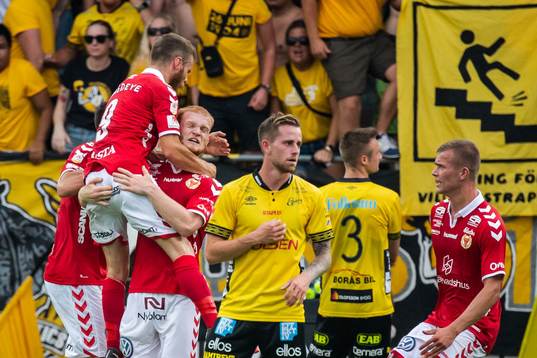 Kalmars Nils Fröling jublar med lagkamrater