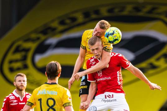 Elfsborgs Stian Rode Gregersen och Kalmars Alexander Ahl