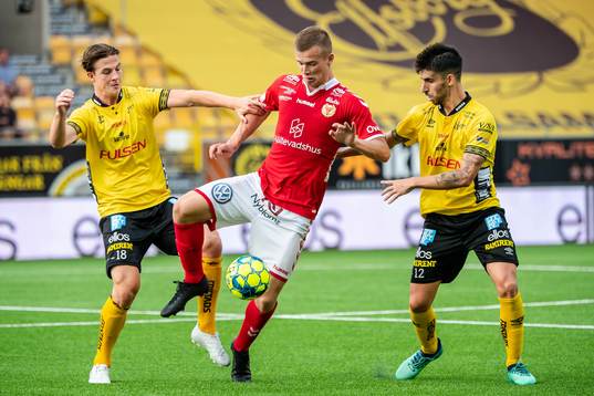 Kalmars Alexander Ahl Holmström mot Elfsborgs Simon Olsson