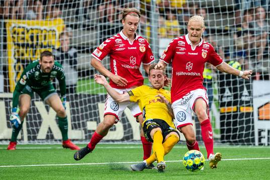 Elfsborgs Rasmus Alm mot Kalmars Henrik Löfkvist och Isak