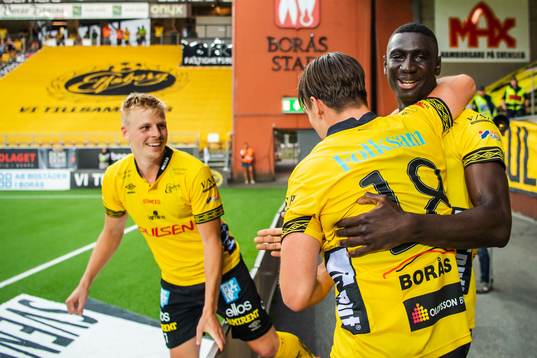 Elfsborgs Marokhy Ndione jublar med Simon Olsson och Per