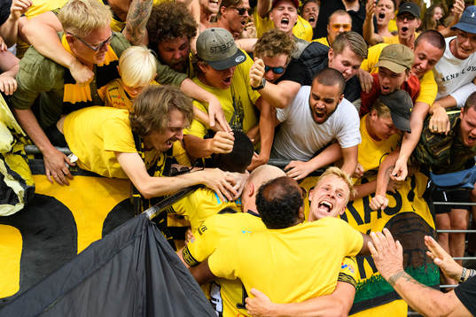 Elfsborgs Marokhy Ndione kramas om av Per Frick