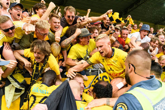 Elfsborgs Marokhy Ndione kramas om av Per Frick och Simon