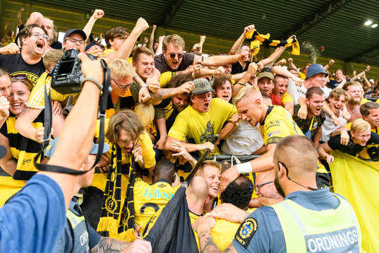 Elfsborgs Marokhy Ndione kramas om av Per Frick och Simon