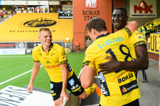 Elfsborgs Marokhy Ndione kramas om av Simon Olsson och Per