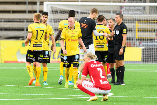 Elfsborgs spelare jublar och Kalmars Henrik Löfkvist