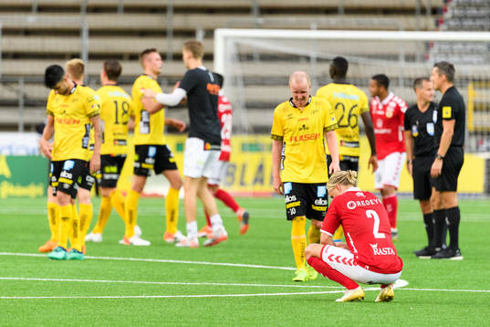Elfsborgs spelare jublar och Kalmars Henrik Löfkvist