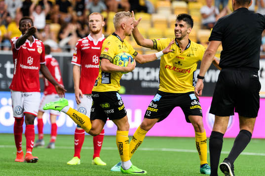 Elfsborgs Simon Strand jublar med Alejandro Fernandez