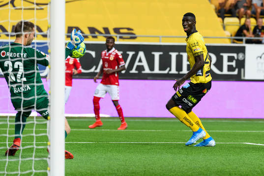 Elfsborgs Marokhy Ndione skjuter och Kalmars målvakt Lucas