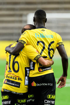 Elfsborgs Marokhy Ndione och Robert Gojani (rygg mot