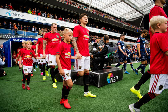 Victor Lindelöf of Manchester United enters the pitch