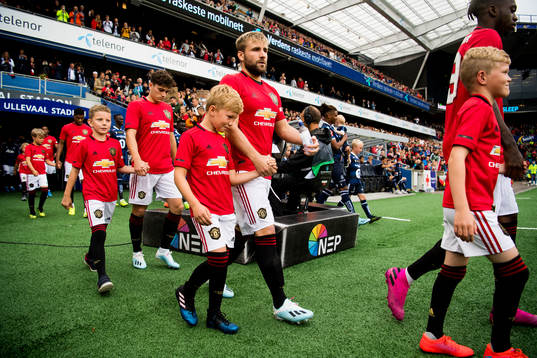 Luke Shaw of Manchester United enters the pitch