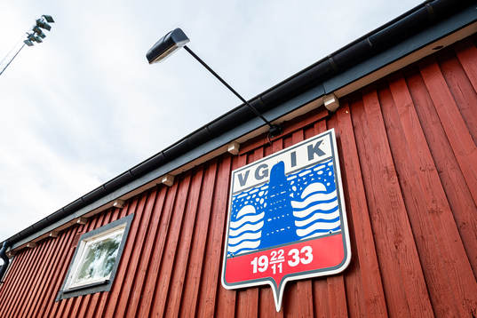 Skylt med Vittsjö GIKs klubbmärke på