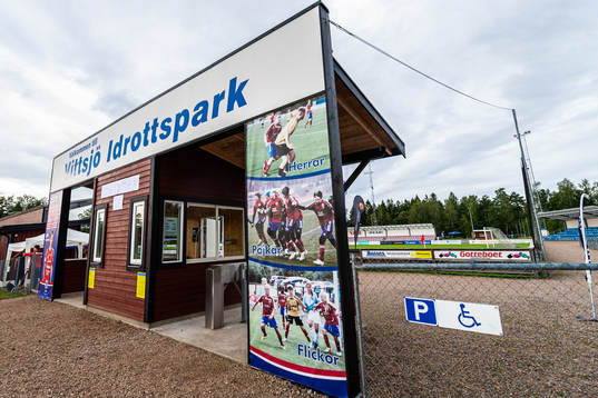 Entrén till Vittsjö Idrottspark med skylt för parkering