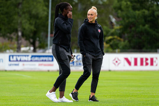 Rosengårds målvakt Angel Mukasa och Hanna Bennison