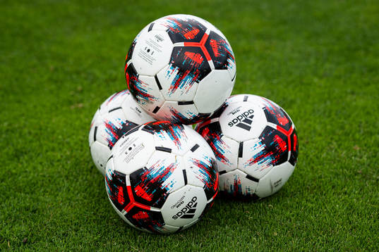 Fotbollar ligger som en pyramid