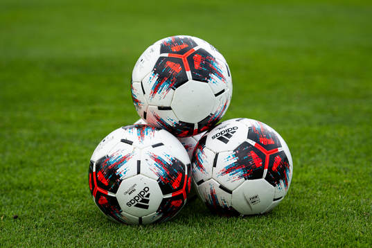 Fotbollar ligger som en pyramid