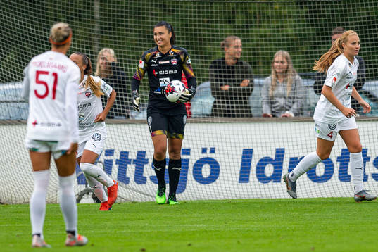Rosengårds målvakt Zecira Musovic jublar