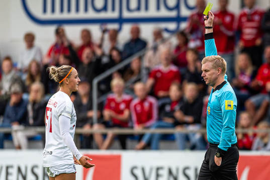 Rosengårds Sanne Troelsgaard blir varnad av domare Daniel