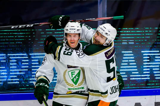 Färjestads Carl Jakobsson och Linus Johansson  jublar