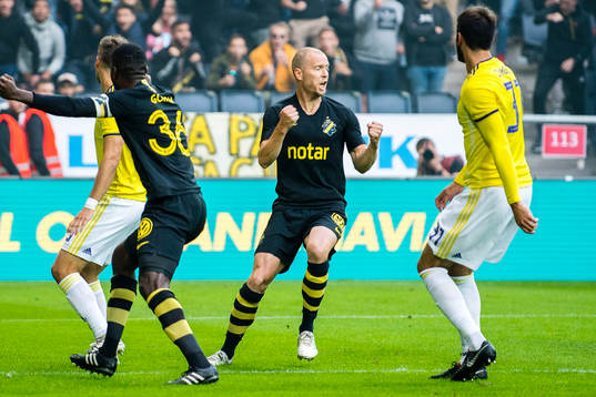 Per Karlsson of AIK celebrates