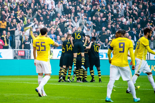 Per Karlsson of AIK celebrates