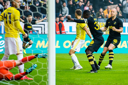 Per Karlsson of AIK celebrates