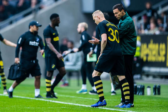 Chinedu Obasi of AIK (in the back) leaves the pitch with an