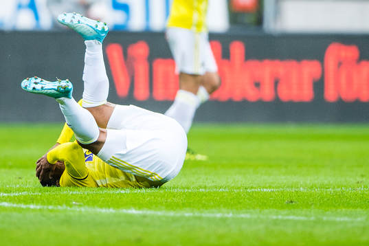 Marcos Tavares of Maribor and Sebastian Larsson of AIK