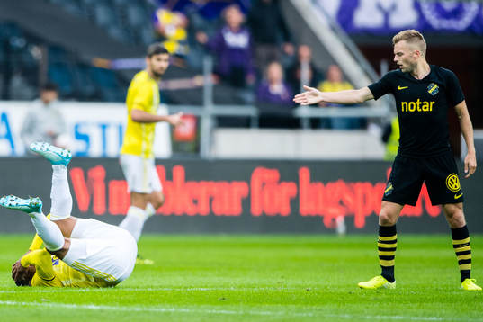 Marcos Tavares of Maribor and Sebastian Larsson of AIK