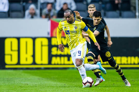 Marcos Tavares of Maribor and Tarik Elyounoussi of AIK