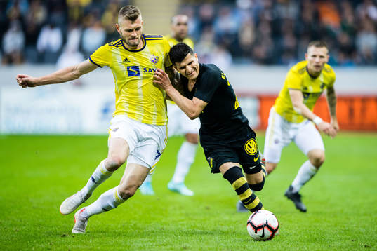 Alexandru Cretu of Maribor and Tarik Elyounoussi of AIK