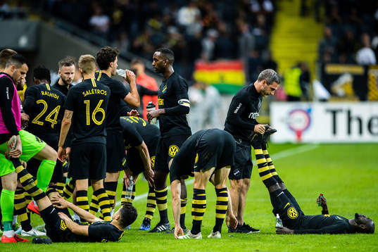 Players of AIK stretch