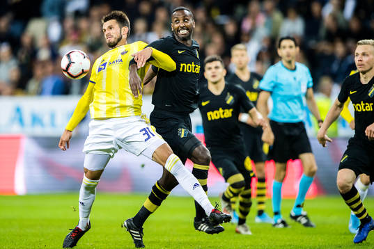 Sasa Ivkovic of Maribor and Henok Goitom of AIK