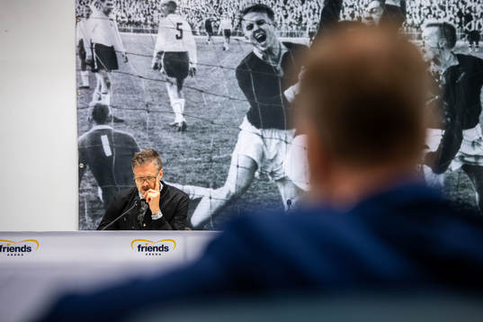 Rikard Norling, head coach of AIK looks dejected