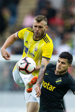 Alexandru Cretu of Maribor and Tarik Elyounoussi of AIK
