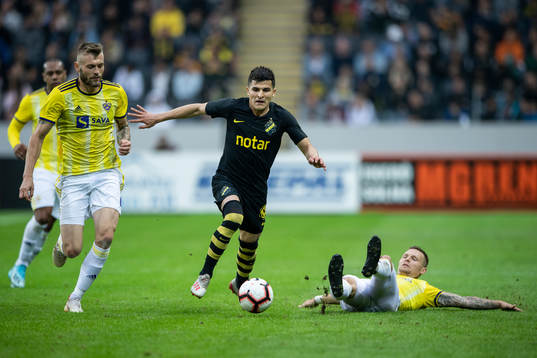 Tarik Elyounoussi of AIK and Alexandru Cretu of Maribor (l)